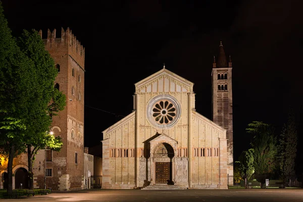 San Zeno Maggiore Bazilikası gece Verona, İtalya 'da