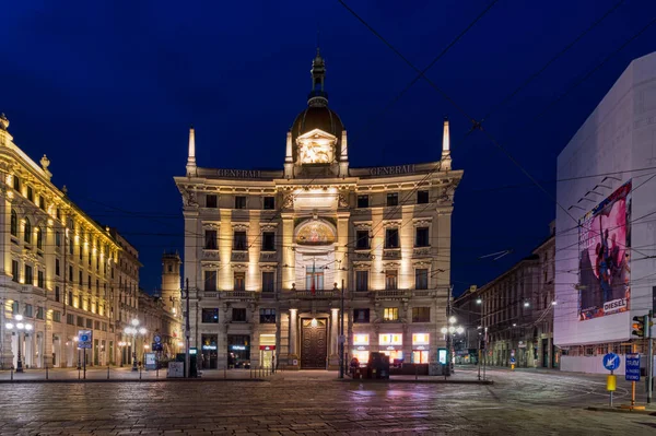 Milan, İtalya - 18 Mart 2017: Alacakaranlık saatinde Piazza Cordusio 'daki Assicurazioni Generali Sarayı.