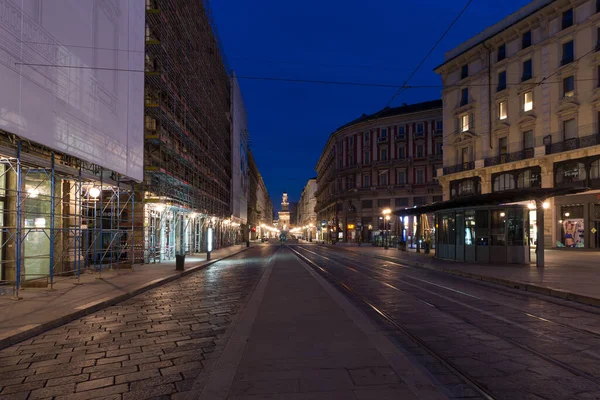 Milan, İtalya - 18 Mart 2017: Alacakaranlıkta Piazza Cordusio, arkada Sforza Kalesi