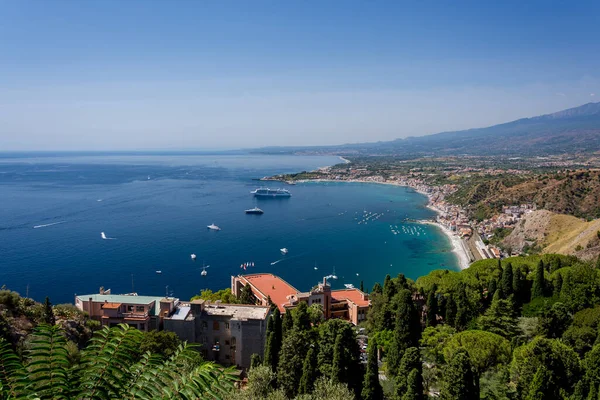 Taormina Bay Letním Dni Viděn Řeckého Divadla Taormina Sicílie Itálie — Stock fotografie