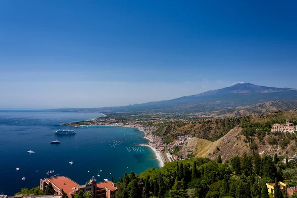 Zátoka Taormina Letním Dni Sopkou Etna Pozadí Řeckého Divadla Taormina — Stock fotografie