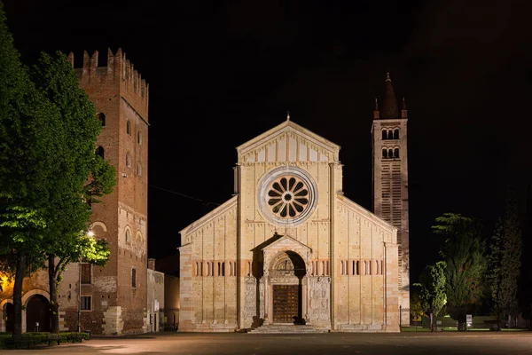 イタリアのヴェローナで夜のサン マッジョーレ大聖堂教会 ロイヤリティフリーのストック写真