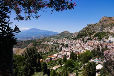 Arka planda Etna volkanı olan Taormina Yunan tiyatrosu Sicilya, İtalya 'dan görülüyor
