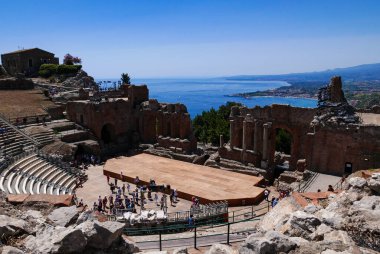 Taormina 'daki Yunan tiyatrosunda arka planda Etna volkanı, Sicilya, İtalya