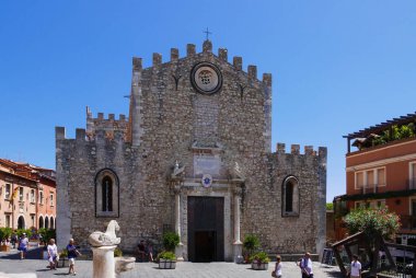TAORMINA - 15 Ağustos 2107: St. Nicola Katedrali ve Taormina, Sicilya, İtalya 'daki Tauro Çeşmesi