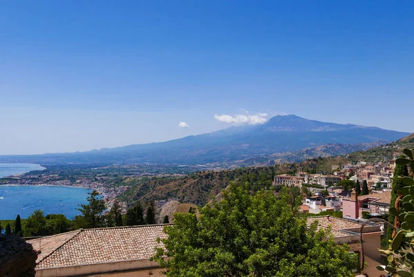 Taormina Öböl Egy Nyári Napon Etna Vulkán Háttérben Görög Színház — Stock Fotó