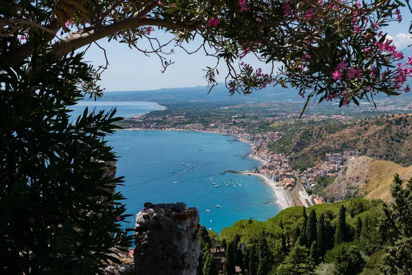 イタリア シチリア島 タオルミーナのギリシャ劇場から見た夏の日のタオルミーナ湾 ストック写真