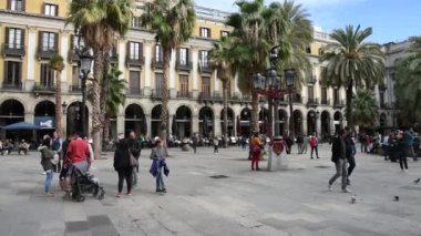 İspanyol Plaza Real 'deki Placa Reial' da turistler geziniyor. Bu da 'Royal Plaza' nın Barri Gotic 'te bir meydan olduğu anlamına geliyor..