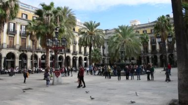 İspanyol Plaza Real 'deki Placa Reial' da turistler geziniyor. Bu da 'Royal Plaza' nın Barri Gotic 'te bir meydan olduğu anlamına geliyor..