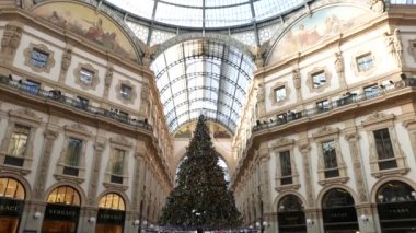 Galeri Vittorio Emanuele II ve Swarovski Noel ağacı Panoramik Manzarası, Milan, İtalya