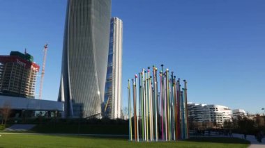 Pascale Marthine Tayou, Colis 'den Milan' ın üç kulesine heykel.