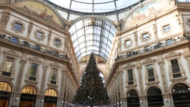 ギャラリーのパノラマビューヴィットリオ エマヌエーレ2世とスワロフスキーのクリスマスツリー ミラノ イタリア — ストック動画
