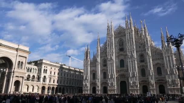 Milan Les Touristes Promènent Sur Piazza Duomo Vont Faire Shopping — Video