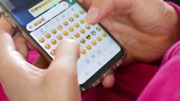 Donna Invia Emoticon Applicazione Messaggistica Istantanea — Video Stock