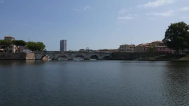 İtalya 'nın Rimini kentindeki Tiberius Köprüsü' nün panoramik manzarası.