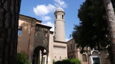 Ravenna 'daki San Vitale Bazilikası' nın kulesi, Bizans mimarisinin bir örneği. İtalya