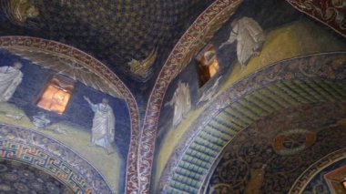 Galla Placidia 'nın mozolesinin içi, renkli süslerle süslenmiş bir şapel.