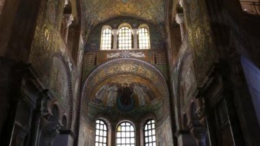Turistler Piazza del Popolo 'da geziniyor. Ravenna