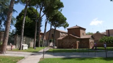 Turistler Piazza del Popolo 'da geziniyor. Ravenna