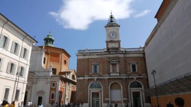 Turistler Piazza del Popolo 'da geziniyor. Ravenna