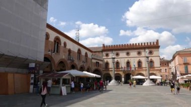 Turistler Piazza del Popolo, Ravenna 'da geziniyor