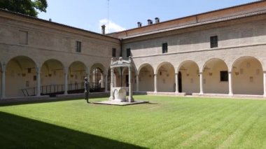 RAVENNA, İtalya 2018 AĞUSTOS 03: Turistler, Dante Müzesi 'nin bulunduğu Ravenna' daki antik Fransisken Manastırı 'nı veya Fransisken Manastırı' nı ziyaret ettiler..