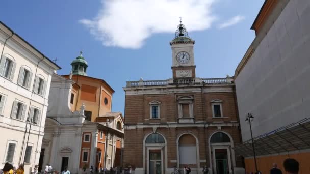 Τουρίστες Κάνουν Βόλτα Στην Piazza Del Popolo Στη Ραβέννα — Αρχείο Βίντεο