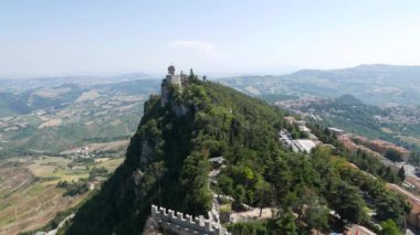San Marino 'nun ikinci kulesinin panoramik görüntüsü: Cesta veya Fratta bir yaz günü Guaita' dan görüldü.