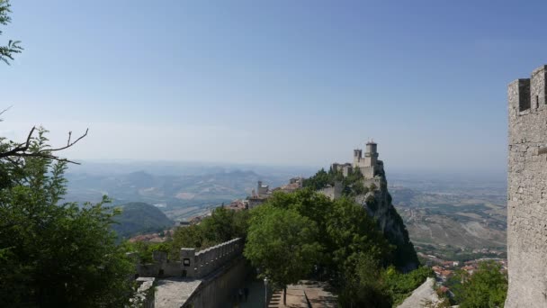 Torre Guaita Las Fortificaciones San Marino Monte Titano Con Ciudad — Vídeo de stock