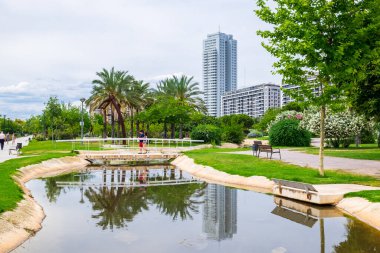 Valencia, İspanya - 14 Haziran 2015 Turistler ve yerel halk Valensiya bahçesinde yürüyüş