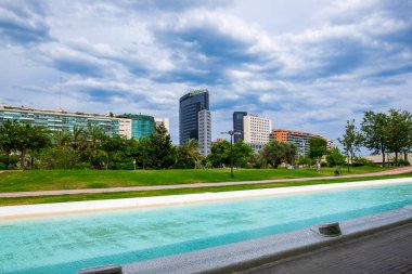 Valencia, İspanya - 14 Haziran 2015 Gökyüzü yağmura hazırlanırken Valencia sarayları