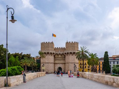 Valencia, İspanya: 13 Haziran 2015 - Valencia bayrağı rüzgarda dalgalanan Torre de Serranos 'u ziyaret eden turistler