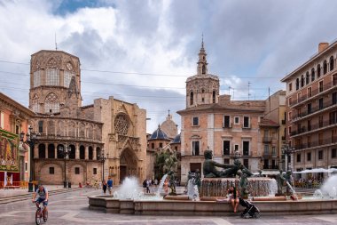 Valencia, İspanya: 13 Haziran 2015 - Turia Fountain, arka planda Valencia Katedrali
