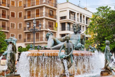 Turistler Valencia Su Mahkemesi 'nin önünde yürüyorlar.