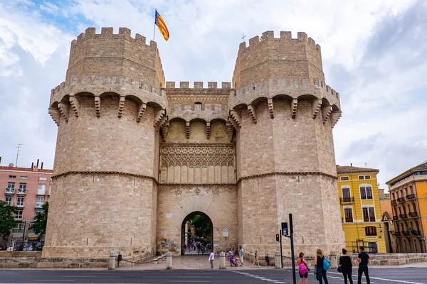 Valência Espanha Junho 2015 Turistas Visitam Torre Serranos Com Bandeira — Fotografia de Stock