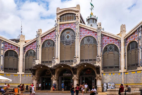 バレンシア スペイン 6月13 2015 ステンドグラスの窓と正面に手描きのセラミックと鋼構造 それは中央市場です ストックフォト