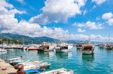 Santa Margherita Ligure, İtalya - 14 Eylül 2013: Güneşli bir günde Santa Margherita Ligure limanına demirlemiş tekneler