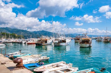 Santa Margherita Ligure, İtalya - 14 Eylül 2013: Güneşli bir günde Santa Margherita Ligure limanına demirlemiş tekneler
