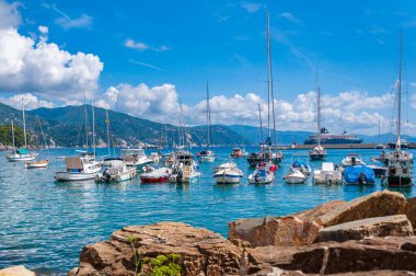 Santa Margherita Ligure, İtalya - 14 Eylül 2013: Güneşli bir günde Santa Margherita Ligure limanına demirlemiş tekneler