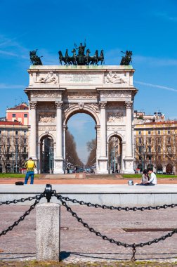 Milan, İtalya - 13 Nisan 2013: Barış Kemeri, veya Arco della Pace, İtalya 'nın Eski Şehir merkezindeki şehir kapısı