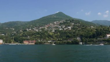 Como Gölü 'ndeki evler ve villalar İtalya feribotundan görülüyor.