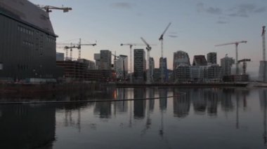 Günbatımında Oslo 'nun merkezinde inşa halindeki Barkod Projesi olarak bilinen modern binaların panoramik görüntüsü