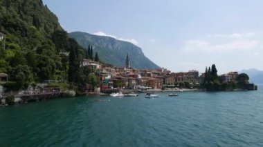 Varenna kasabası feribot, Lombardy, İtalya 'dan görülen Como Gölü' ndeki küçük güzel kasabalardan biri.
