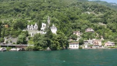 Como Gölü 'ndeki evler ve villalar İtalya feribotundan görülüyor.