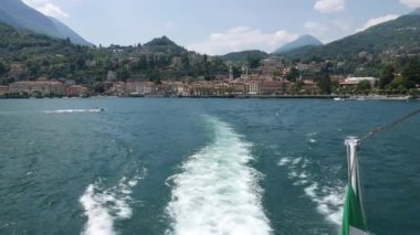 Arka planda Bellagio, İtalya 'da sürat teknesi dalgası
