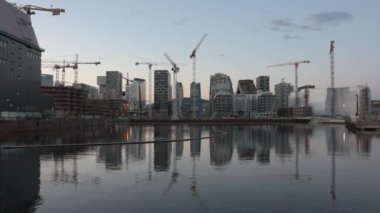 Günbatımında Oslo 'nun merkezinde inşa halinde olan Barkod Projesi olarak bilinen modern binalar