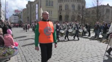 Müzik grupları Oslo, Norveç sokaklarında geçit yapıyor.