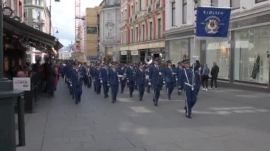 Müzik grupları Oslo, Norveç sokaklarında geçit yapıyor.