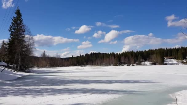 Vue Panoramique Lac Gelé Nord Avec Des Maisons Dans Les — Video