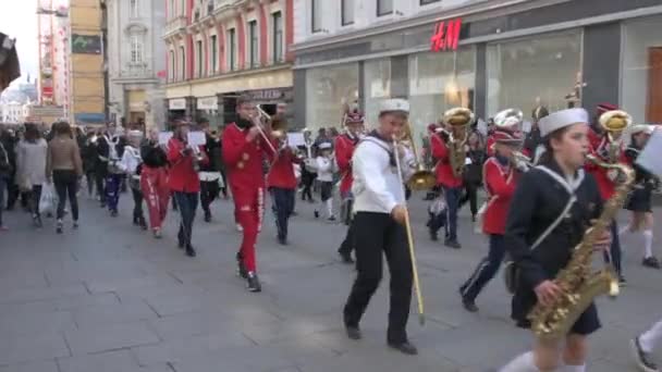 Zespoły Muzyczne Paradują Ulicami Oslo Norwegia — Wideo stockowe